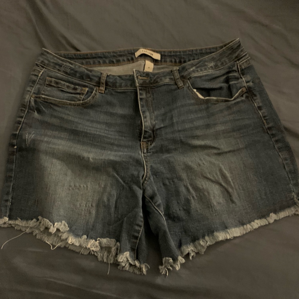 2 Pairs of woman’s shorts & 2 pair of woman’s jeans